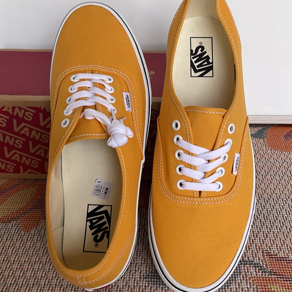 Vans Men’s Authentic Color Theory Golden Glow
VN000BW5LSV
Sneakers - Picture 12 of 16
